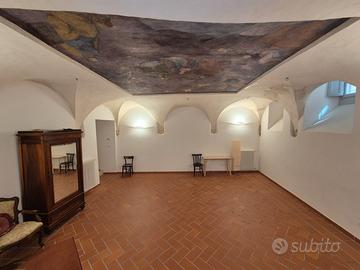 Locale affrescato ad uso ufficio in centro storico