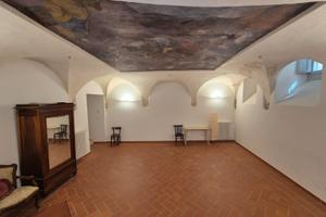 Locale affrescato ad uso ufficio in centro storico