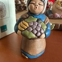 Thun presepe, donna con cesta di frutta, in blu