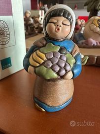 Thun presepe, donna con cesta di frutta, in blu