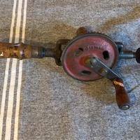 Trapano manuale vintage – attrezzo da collezione