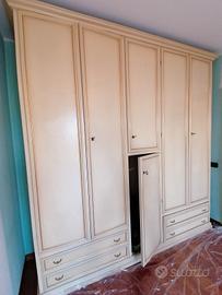 Armando in legno beige con profili oro