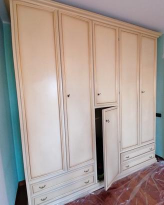 Armadio in legno beige con profili oro
