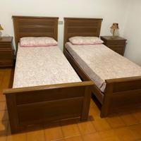 2 letti singoli in legno con comodini