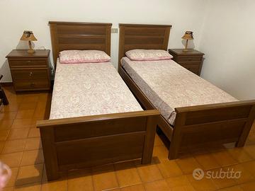 2 letti singoli in legno con comodini