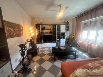 VILLA INDIPENDENTE CON AMPIO GIARDINO A POCHI P...