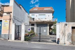 Giarre(C.so Sicilia) casa singola + garage mq. 123