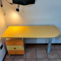 Scrivania da cameretta con cassetti