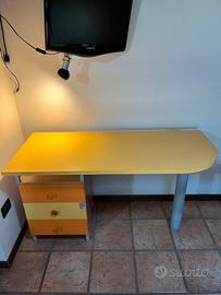 Scrivania da cameretta con cassetti