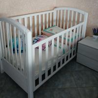 Culla bianca per bambini con materassino