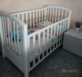 Culla bianca per bambini con materassino