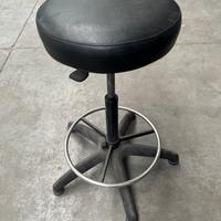 Sgabello da lavoro in pelle nera