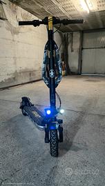 Monopattino elettrico Jeep JUC 700W