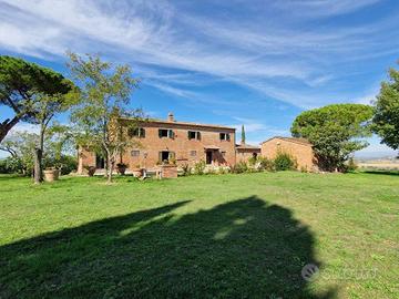 Rustico / Casale di 330 m² con più di 5 locali e b