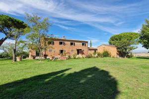 Rustico / Casale di 330 m² con più di 5 locali e b