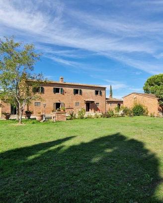 Rustico / Casale di 330 m² con più di 5 locali e b