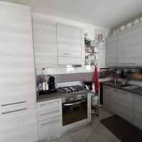 Cucina con elettrodomestici