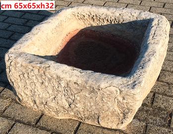 Antica vasca in pietra