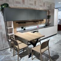 Cucina design bianco/legno + tavolo - esposizione