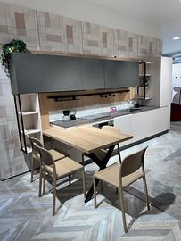 Cucina design bianco/legno + tavolo - esposizione