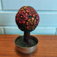 Scultura in argento e legno di Enzo Viviani.