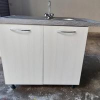 Mobile lavello con lavabo e miscelatore