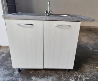 Mobile lavello con lavabo e miscelatore