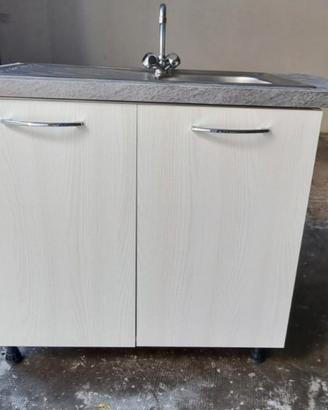 Mobile lavello con lavabo e miscelatore