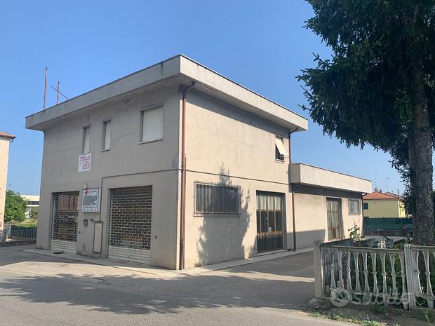 Ancona, negozio e ufficio con terrazza zona Baracc