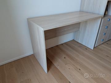 Scrivania in legno chiaro