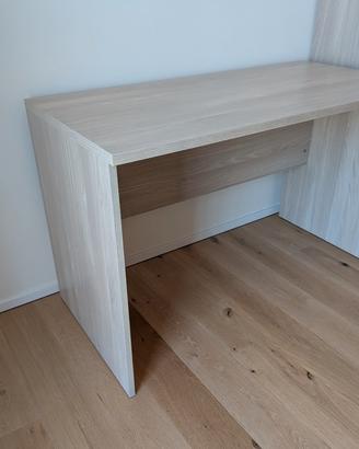 Scrivania in legno chiaro