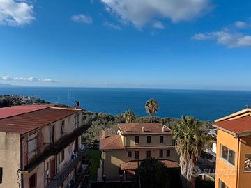 Ampio appartamento a Palmi con vista mozzafiato