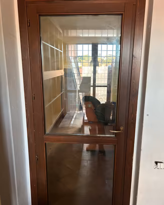 Porta da esterno con mostra