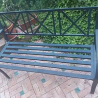 Tavolo di legno con panchina di metallo