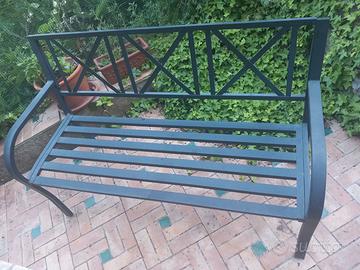 Tavolo di legno con panchina di metallo