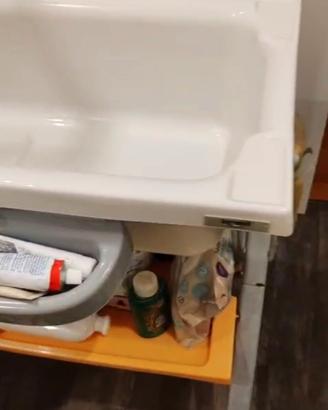fasciatoio con vaschetta per bagnetto 