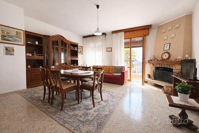 Ampio appartamento con taverna e garage