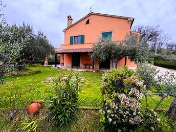 Casa Colonica con Terreno - Tolentino