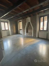 Luminoso Ufficio/Locale 250mq, doppi ingressi