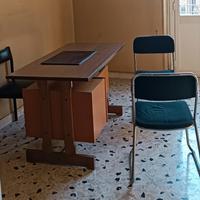 Scrivania vintage con sedie