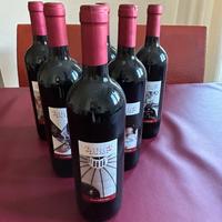 Collezione di vini con etichette artistiche