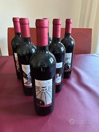 Collezione di vini con etichette artistiche