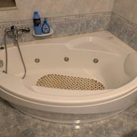Vasca idromassaggio bianca