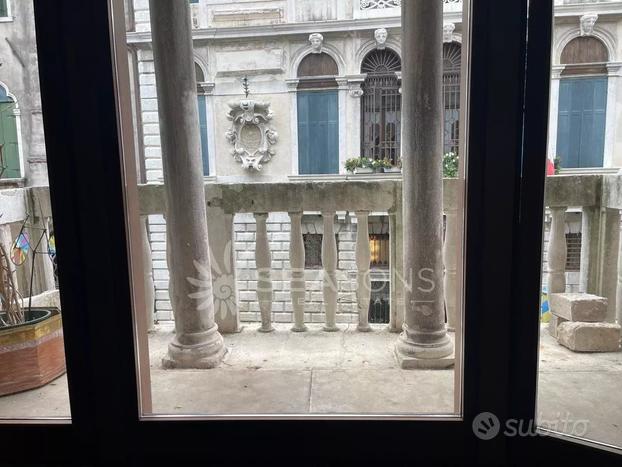 PALAZZETTO DI AMPIA METRATURA CON TERRAZZA