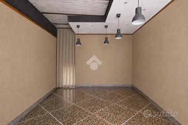 NEGOZIO A CASCINA