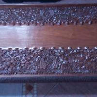 Tavolino in legno intagliato a mano