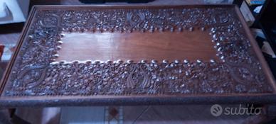 Tavolino in legno intagliato a mano