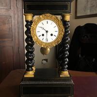 Antico orologio di Parigi a pendolo portico