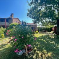 Affascinante baiadera con giardino