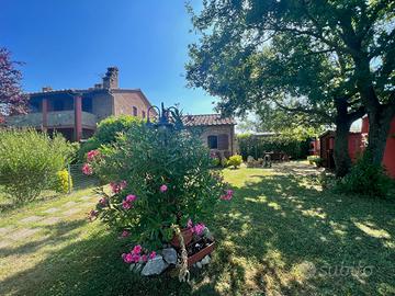 Affascinante baiadera con giardino